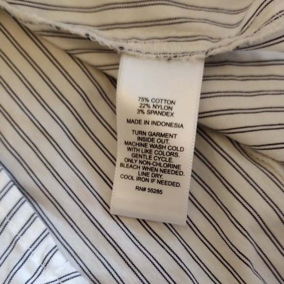 Express The Essential Fitted Stripe Button-Up Women's Shirt - White & Gray - Picture 4 of 11